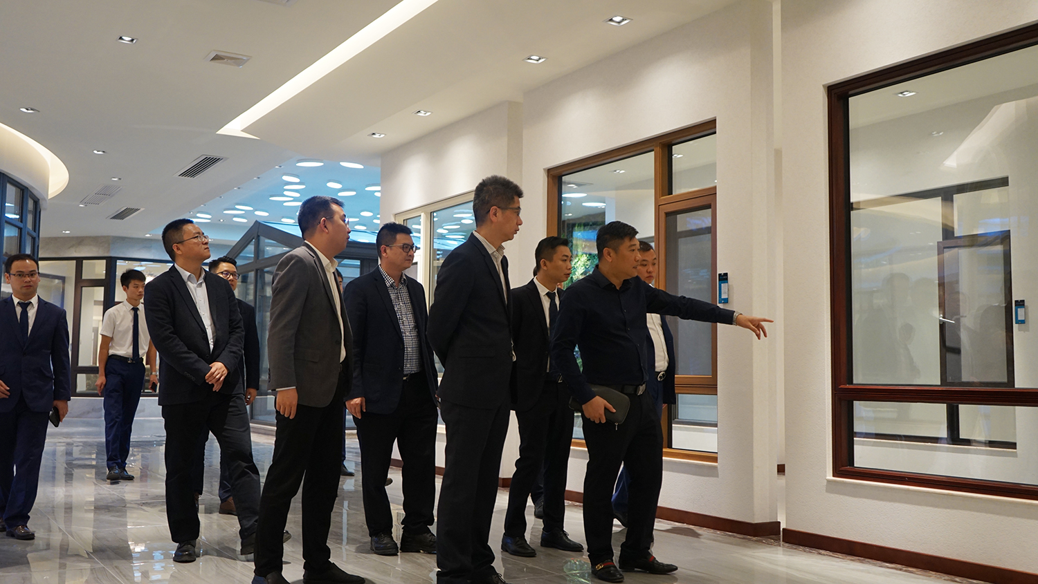 致尚高层领导陪同居然之家湖南、江西考察团参观展厅