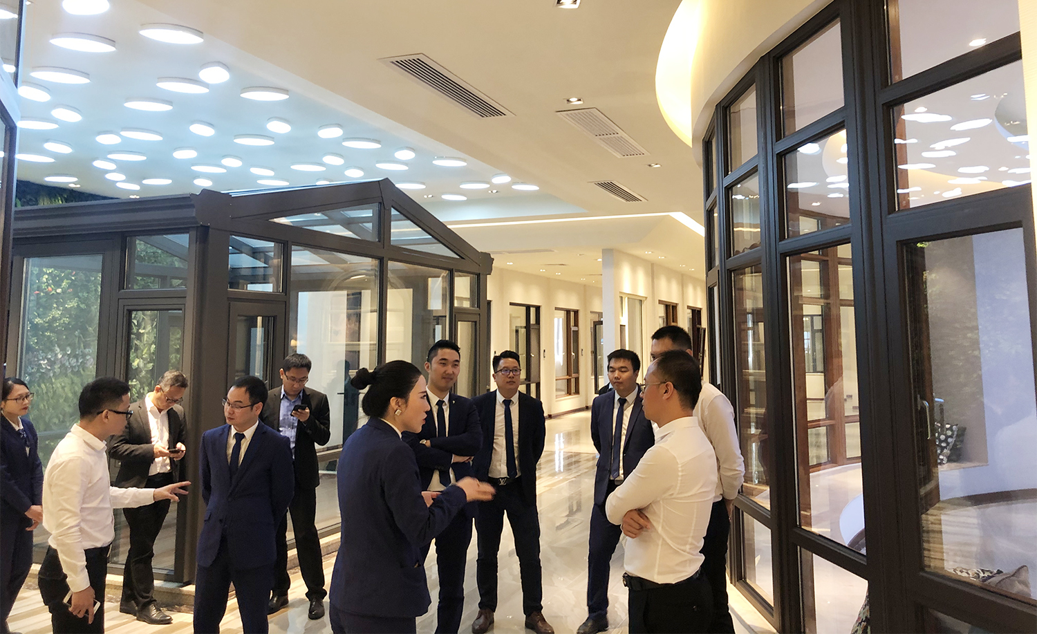 致尚高层领导陪同居然之家福建分公司考察团参观展厅