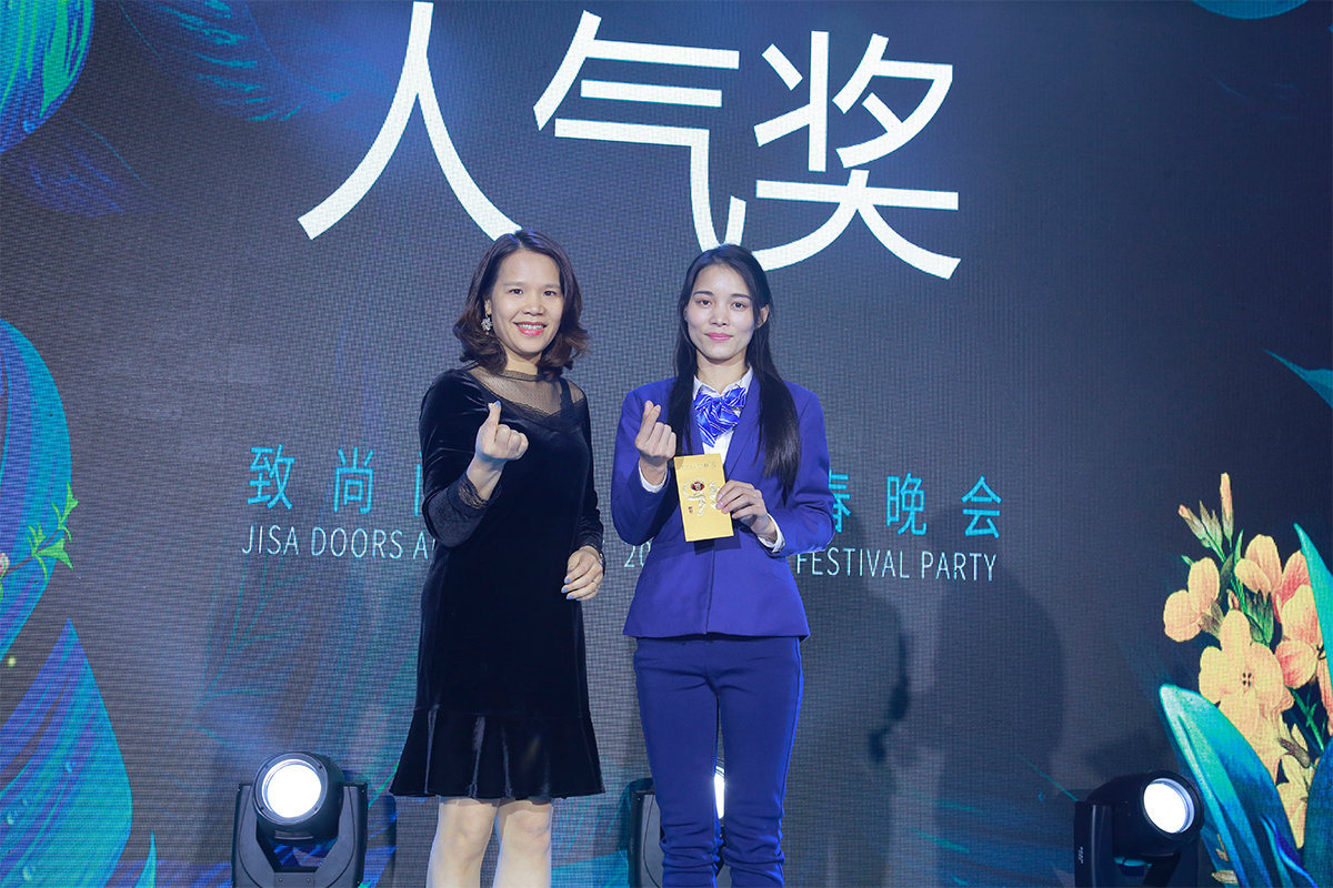 李董事长夫人张艳仪女士为获得节目人气奖团队颁奖