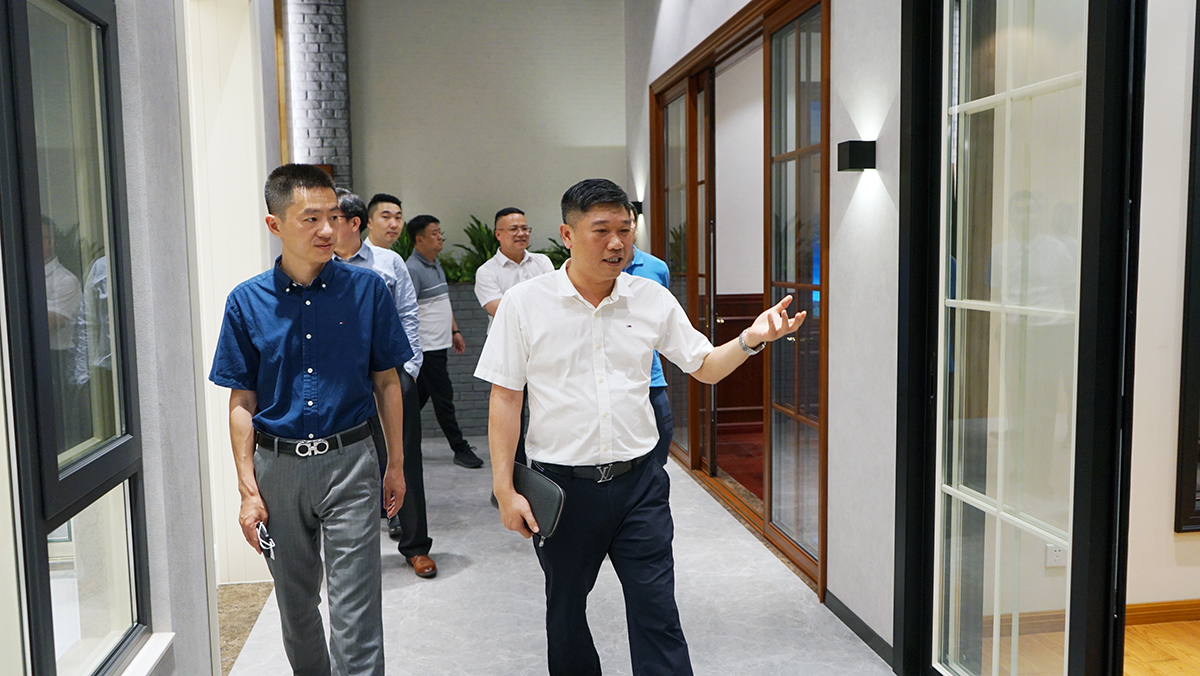 居然之家考察团莅临致尚门窗参观交流